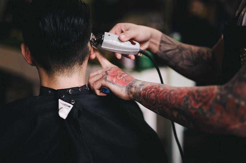 Expo Gentlemen Salon — barber at work
